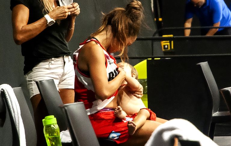 Basquetbolista amamanta a su bebé en medio tiempo y se viraliza