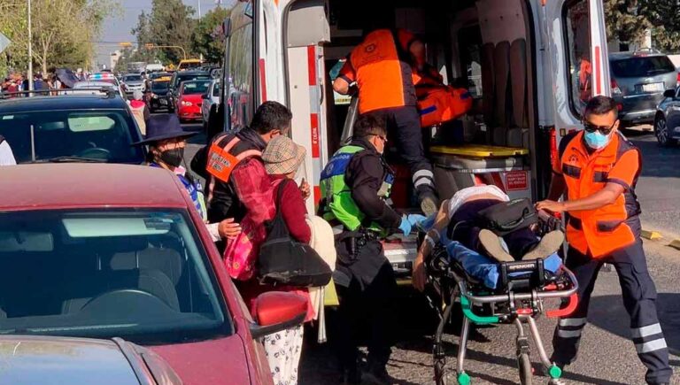 Fallece abuelita en fila para vacunarse contra Covid-19, en Puebla