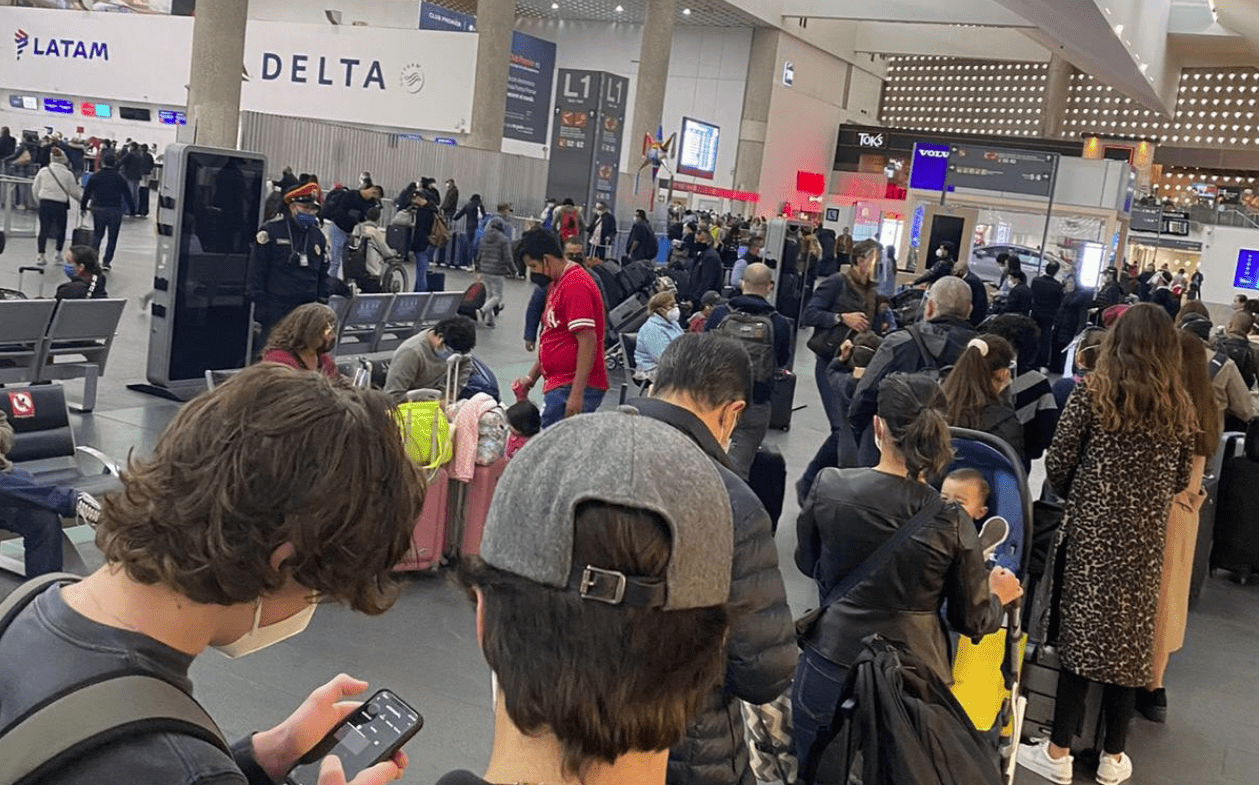 Capitalinos abarrotan AICM en primer día de vacaciones de Semana Santa