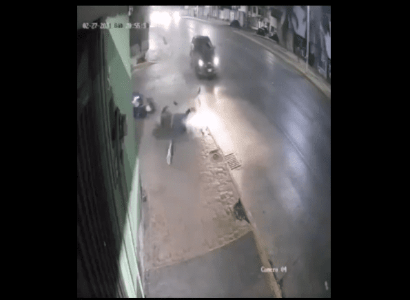 Automovilista arrolla a repartidor en moto y huye #VIDEO
