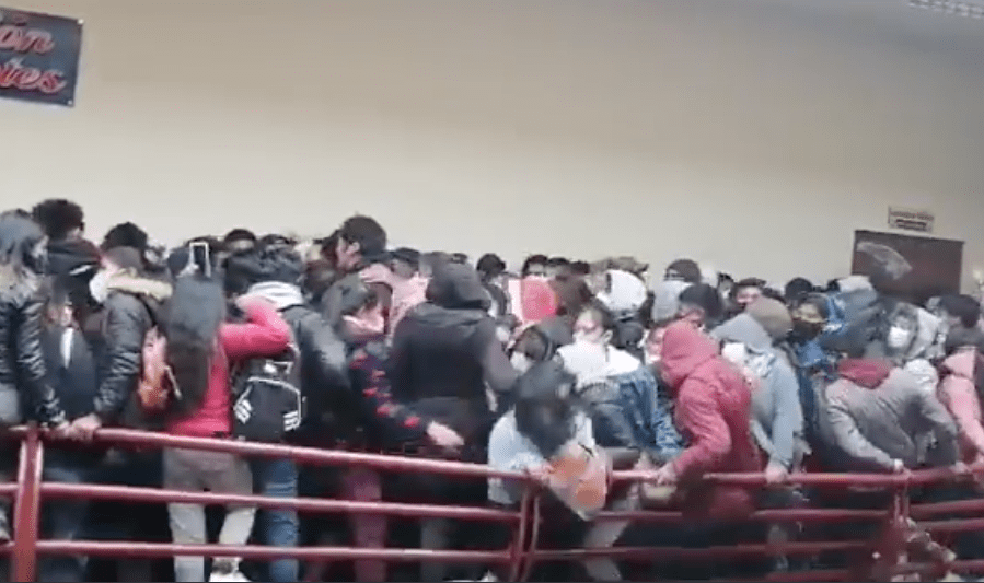 Mueren universitarios en Bolivia, tras romper barandal de un cuarto piso #VIDEO