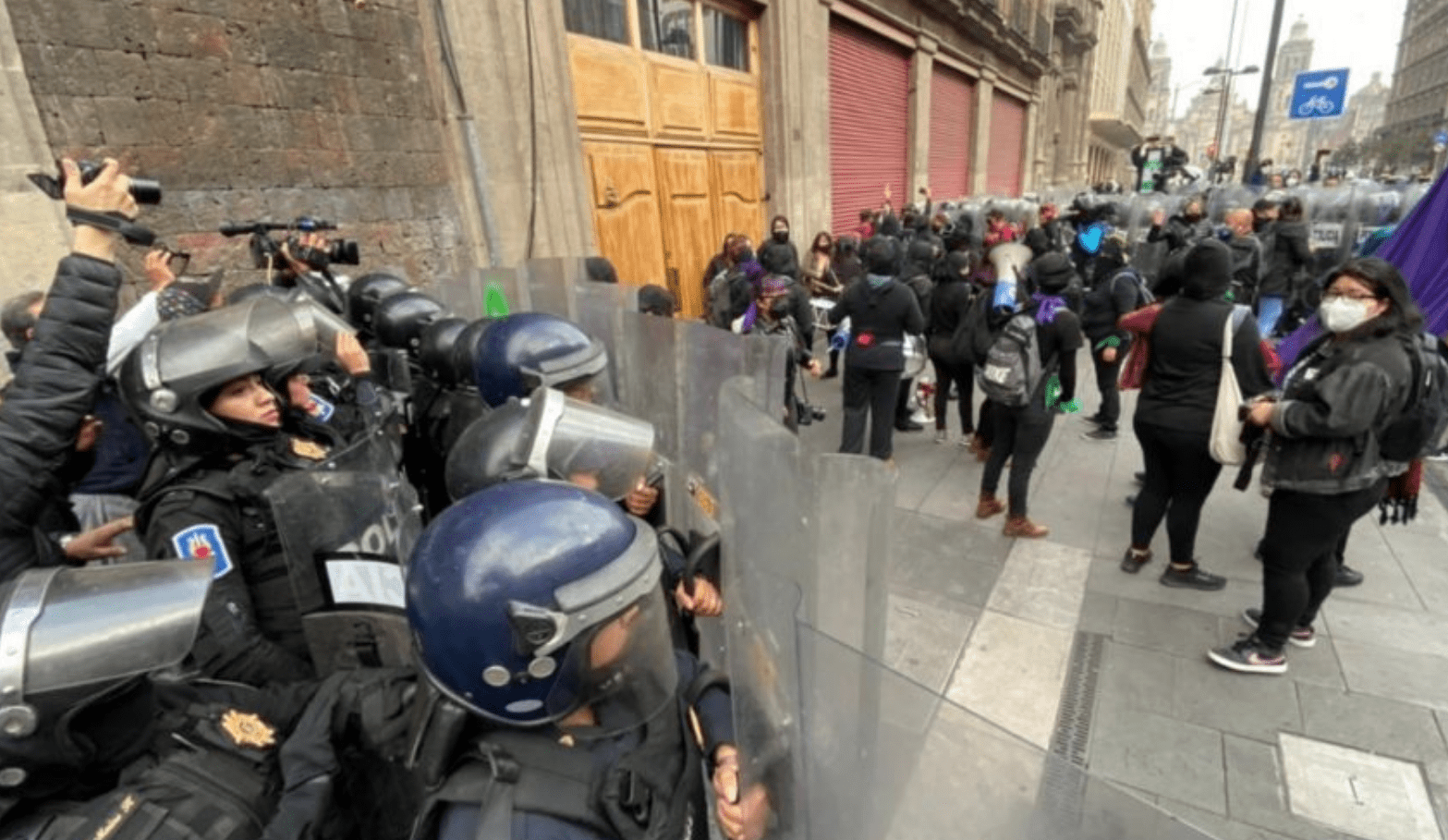 Protestan feministas en Palacio Nacional, piden negar participación electoral de Salgado Macedonio