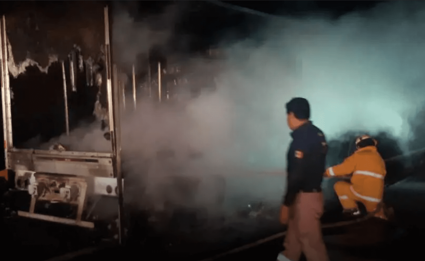 Se incendia un tráiler en la autopista La Pera-Cuautla