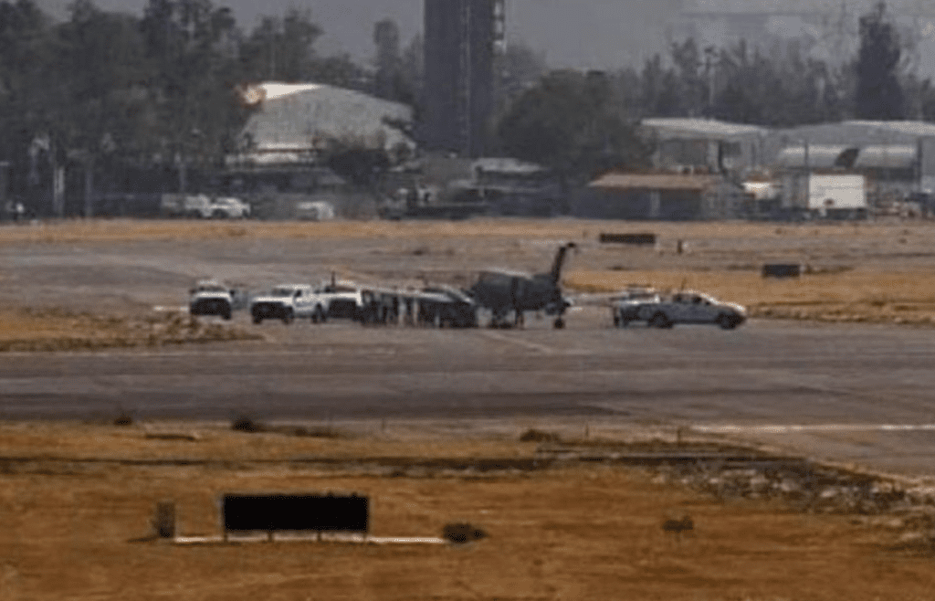 Avioneta aterriza en AICM tras ponchado de llanta en CDMX