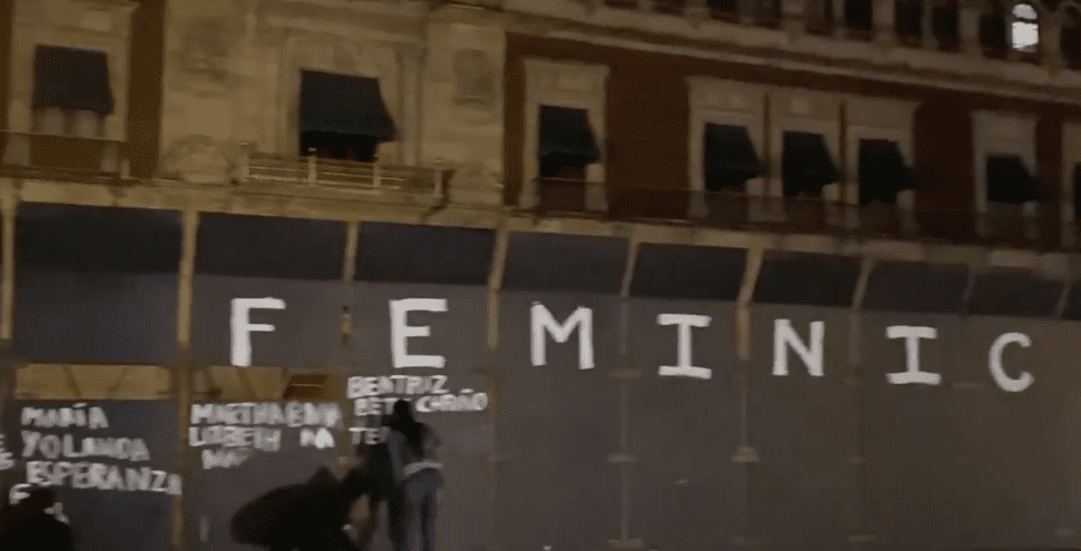Pintan nombres de víctimas de feminicidio en las vallas frente a Palacio Nacional #VIDEO