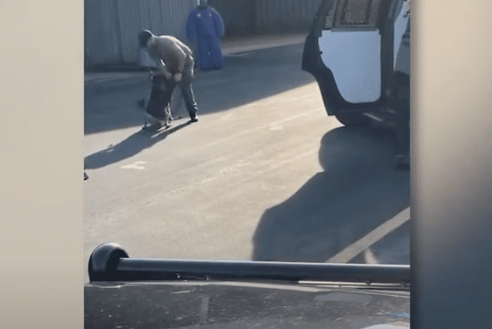 Oficial de Policía estrangula y golpea a un perro en EUA #VIDEO