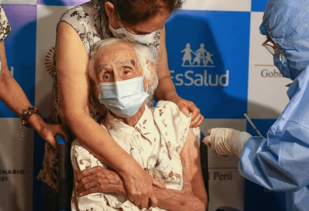 Mujer de 104 años es la primera vacunada contra el coronavirus en Perú