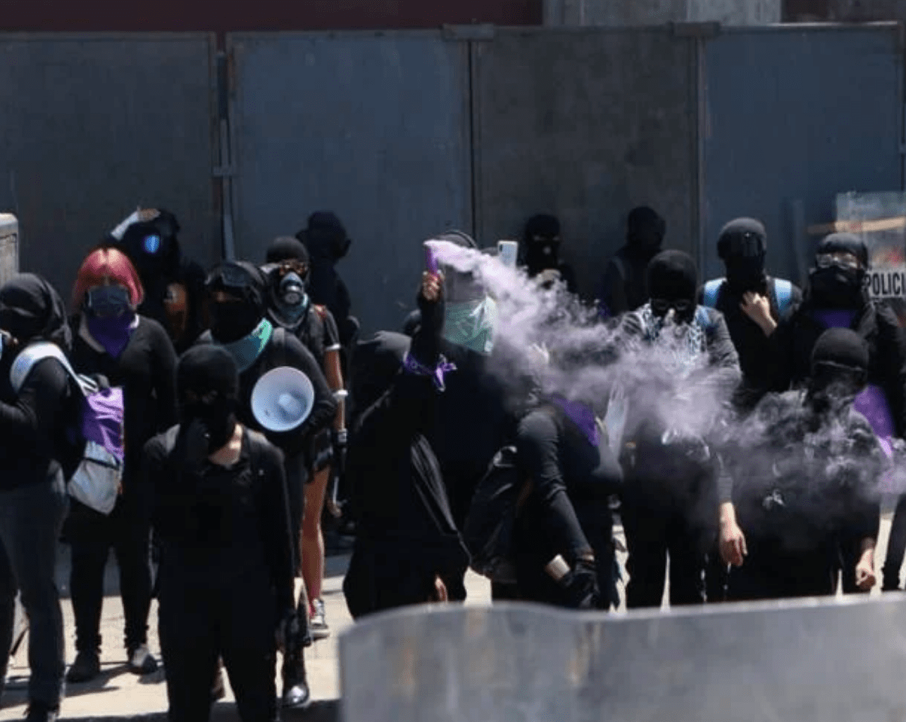 Inicia primera marcha feminista, encapsulan a grupo en Reforma e Hidalgo #VIDEO