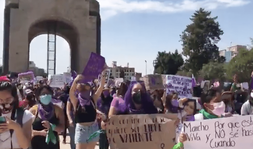 Mujeres se dirigen hacia el Zócalo en el Día Internacional de la Mujer #VIDEO