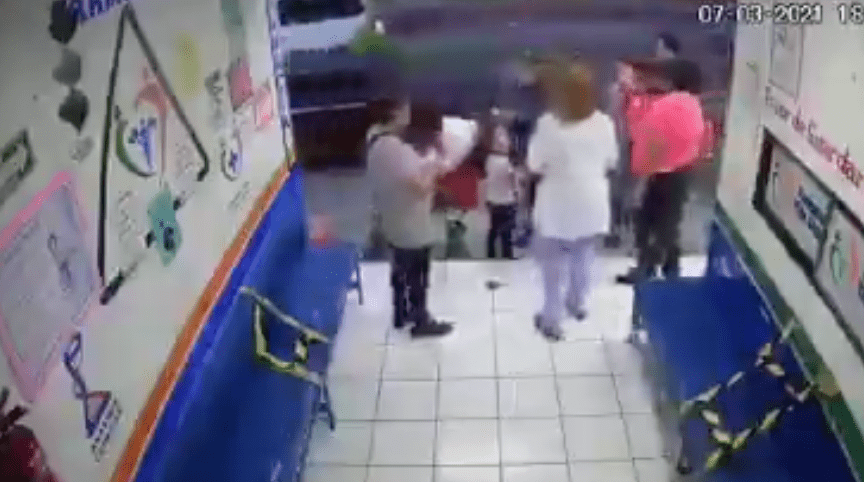 Familia agrede a doctora por pedirles uso de cubrebocas en farmacia #VIDEO