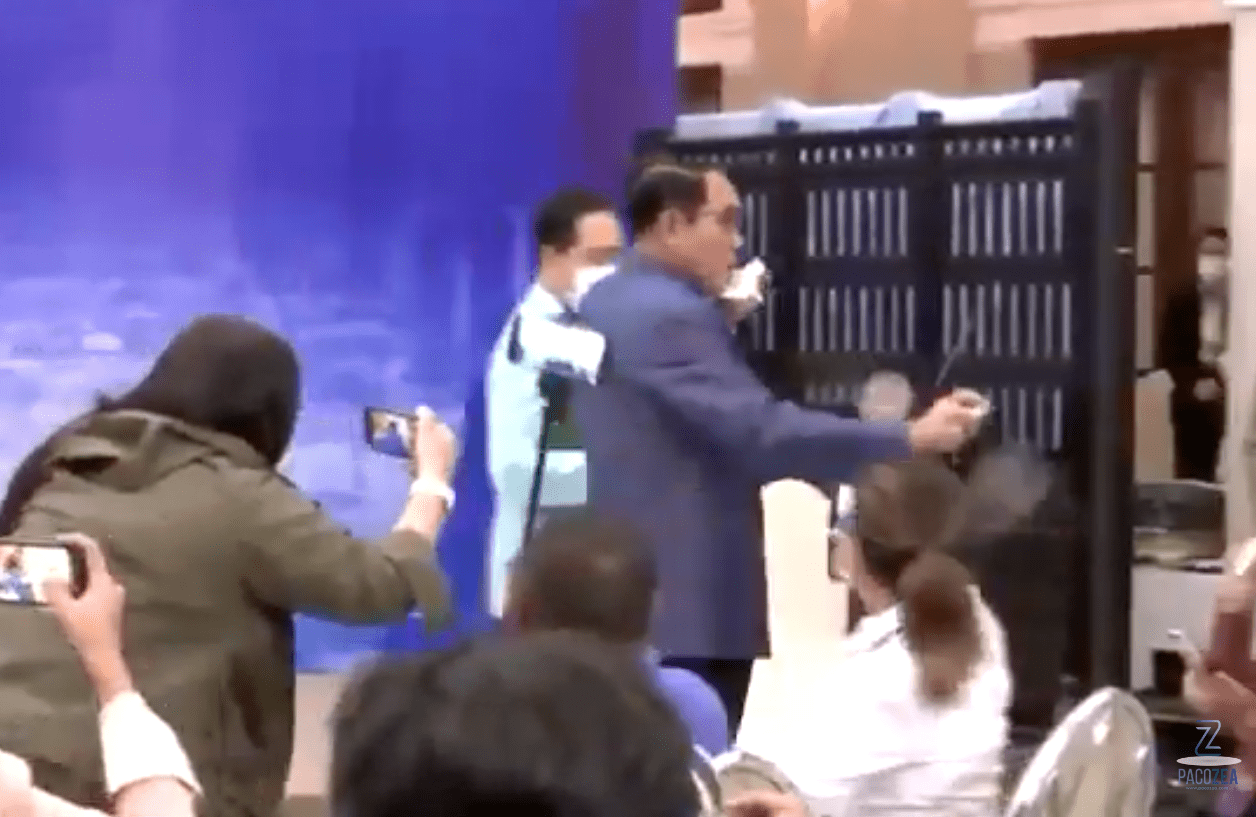 Primer Ministro tailandés agrede a periodistas "desinfectándolos" #VIDEO