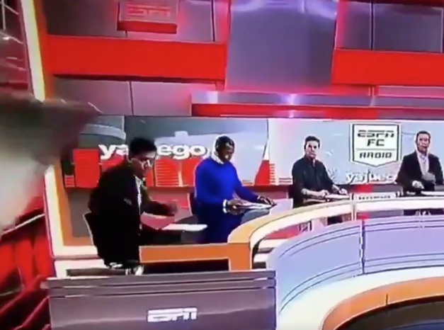 Pantalla gigante aplasta a periodista en pleno programa #VIDEO