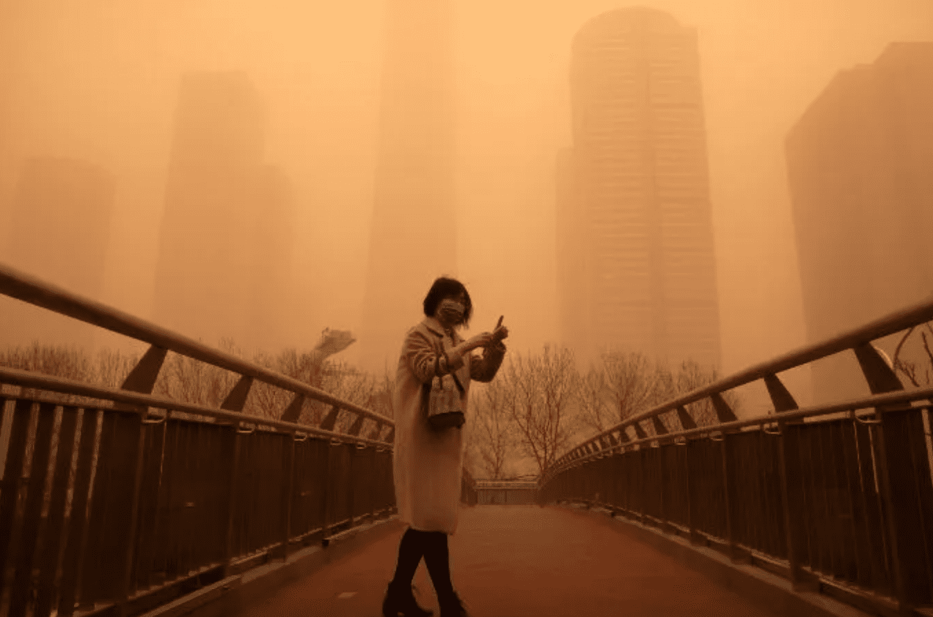 "Cielos apocalípticos" deja tormenta de arena en China #IMÁGENES