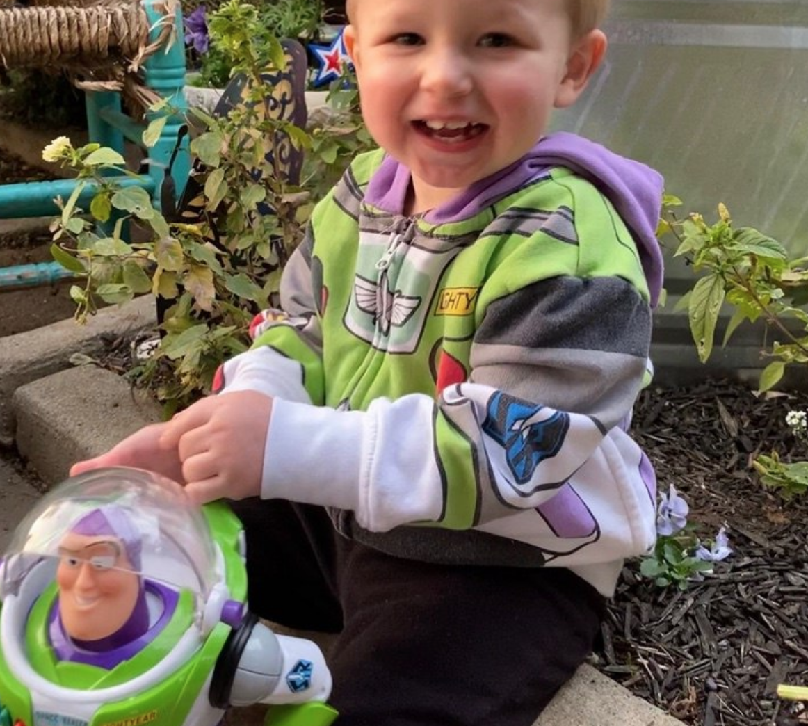 ¡De película! Niño recupera a Buzz Lightyear por escribirle su nombre en el pie