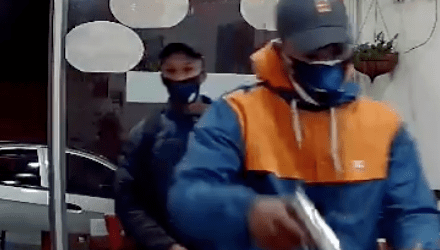 Captan a delincuentes armados que asaltaron a clientes de un restaurante #VIDEO