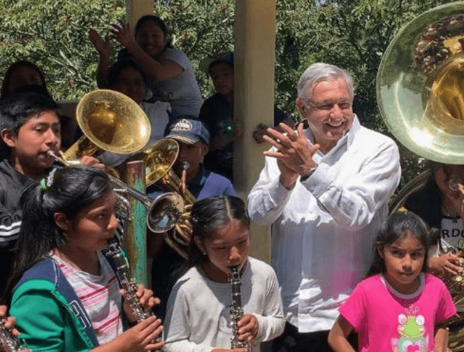 "Más vale una flauta que un arma" entre jóvenes, afirma AMLO
