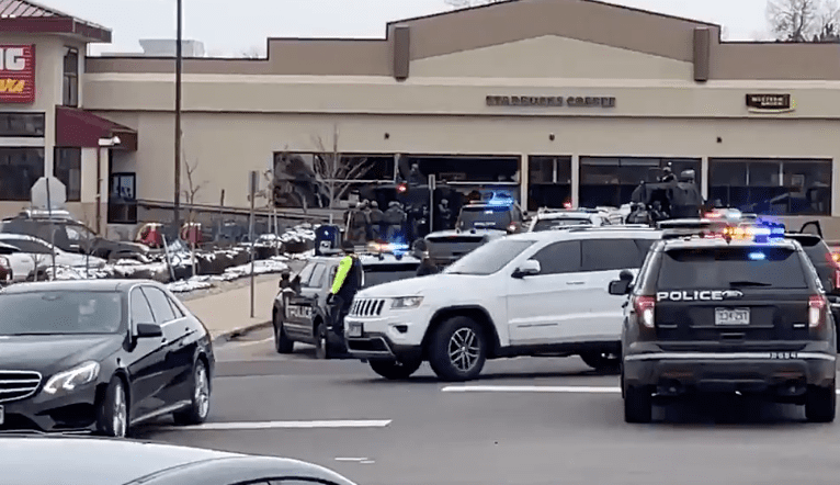 Reportan tirador activo en un supermercado de Colorado, habría víctimas #VIDEO