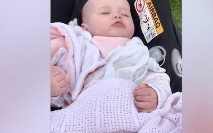 Bebé de 5 meses es sorprendido "hablando" mientras duerme #VIDEO
