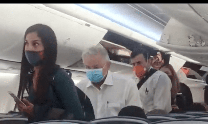 Captan a AMLO haciendo fila en vuelo comercial #VIDEO