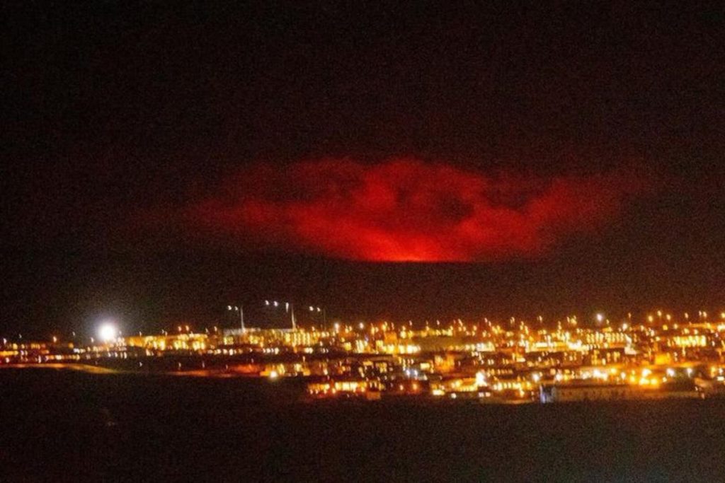 Volcán en Islandia entra en erupción, suspenden vuelos a Reikiavik