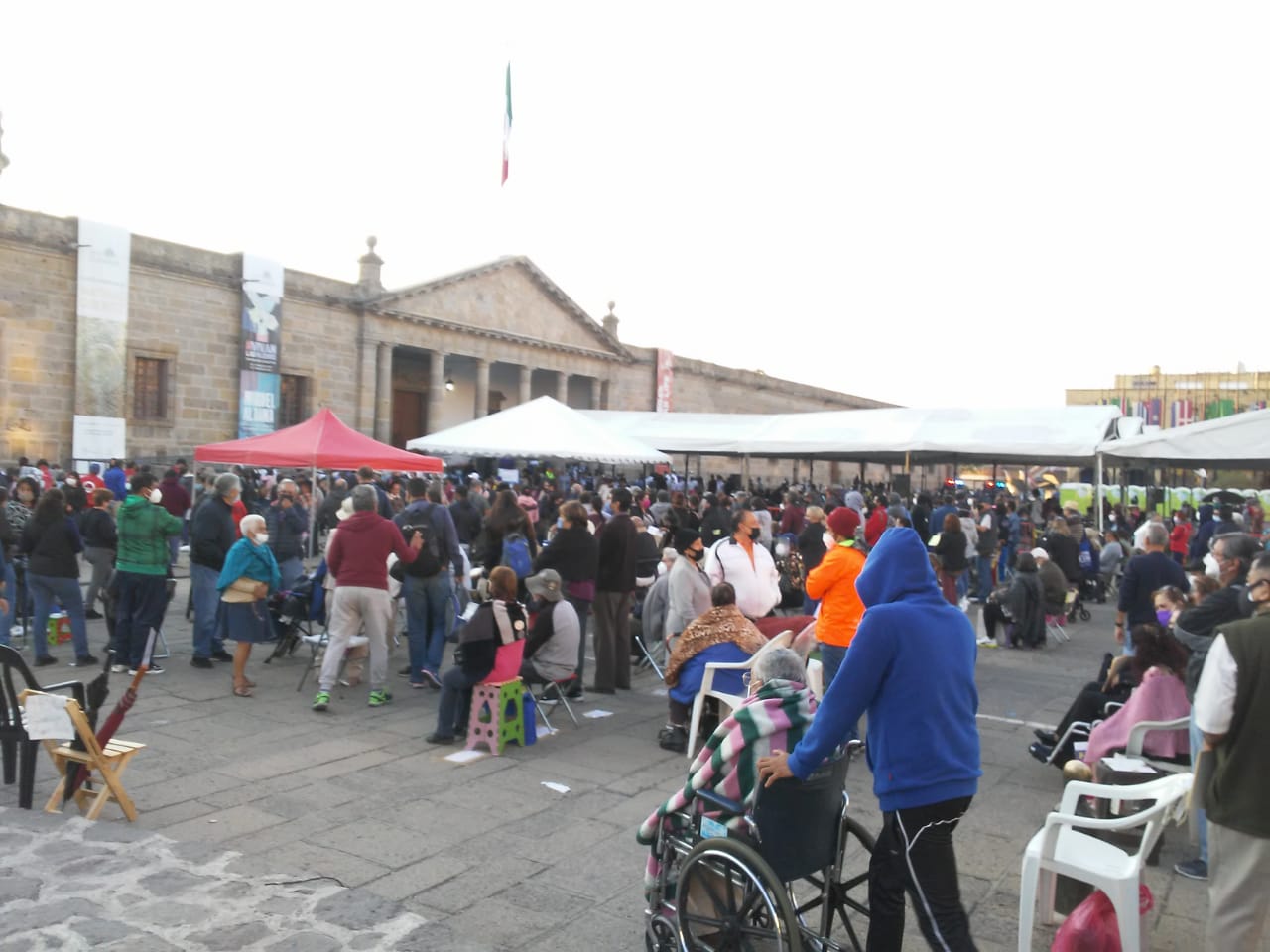 Dos días antes se formaron adultos mayores en inicio de vacunación en Guadalajara