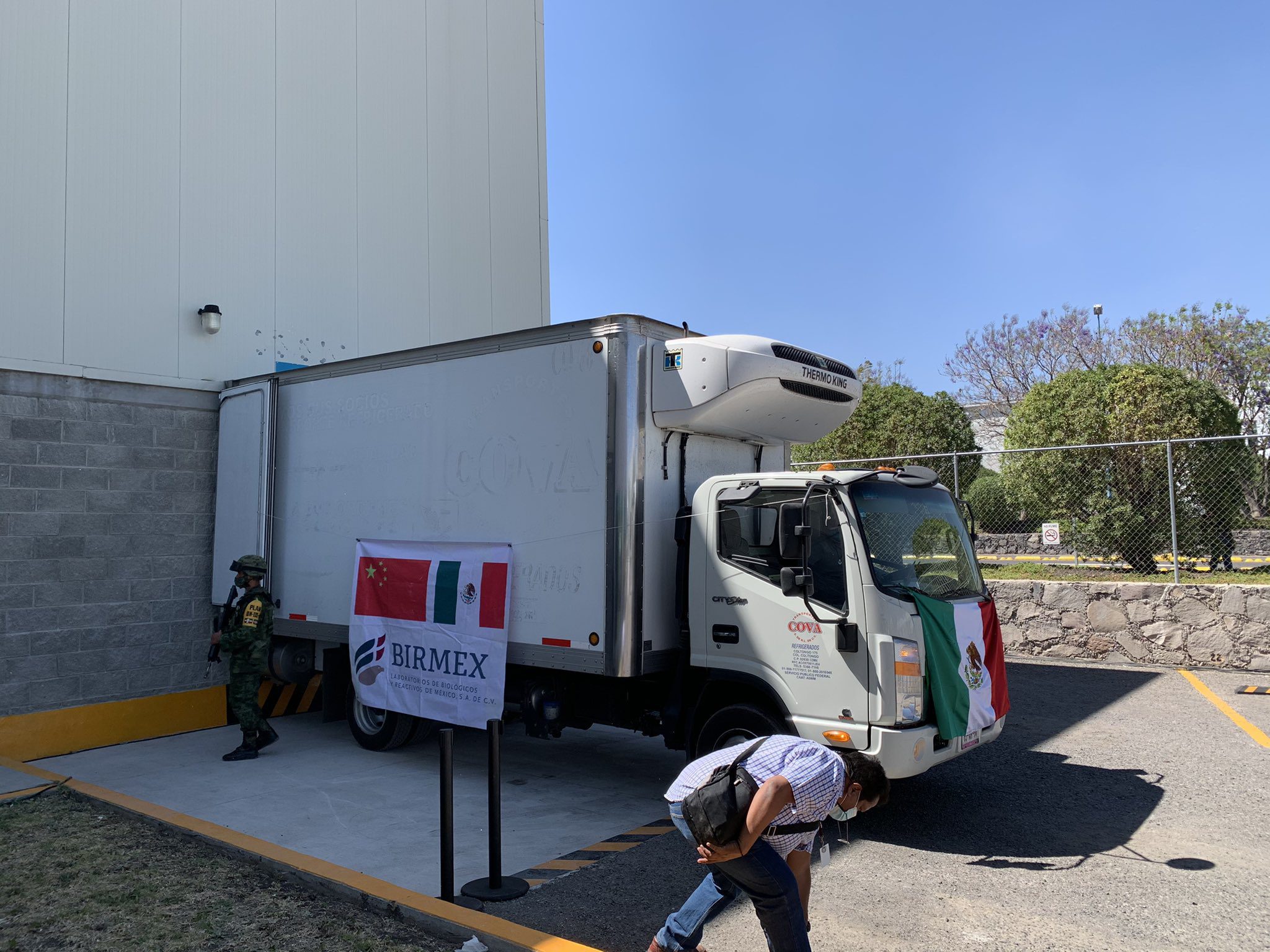 Dan "banderazo de salida" a primeras vacunas anticovid de CanSino, envasadas en México #VIDEO