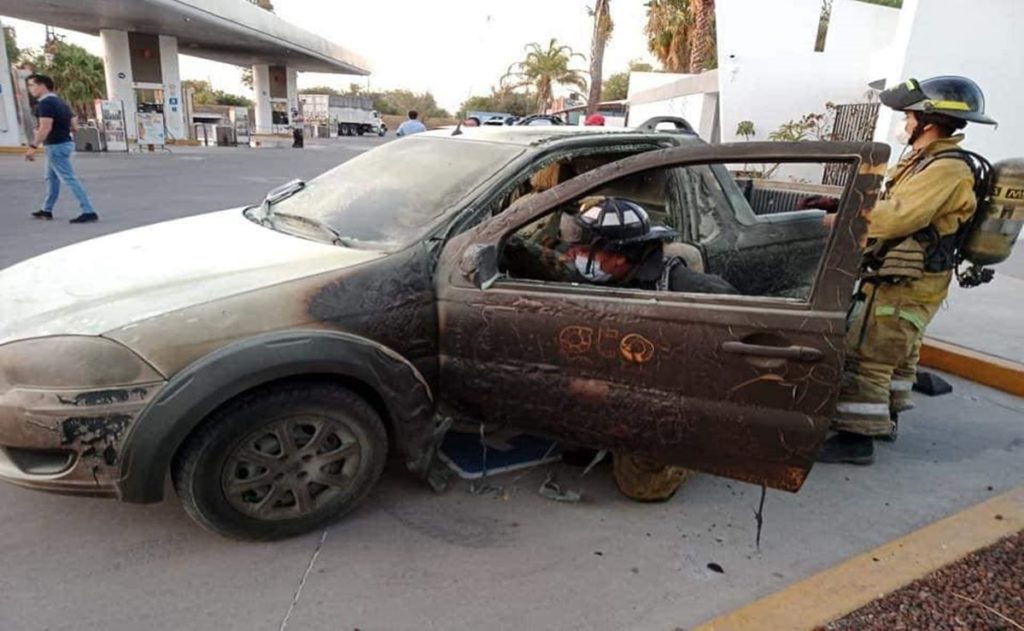 Automovilista incendia gasolinera por usar celular mientras cargaba su auto