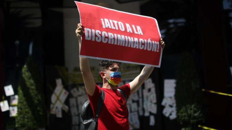 Joven protesta contra aerolínea mexicana al no contratarlo por tener VIH