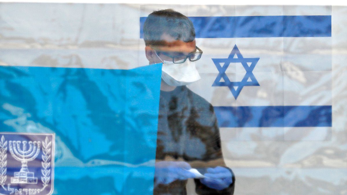 Israel analiza eliminar el uso de tapabocas en espacios públicos al aire libre