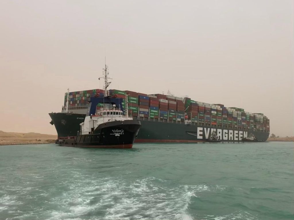 Egipto asegura que viento no fue la razón del encallamiento del buque en el Canal de Suez