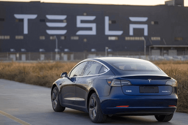 China limita uso de automóviles Tesla