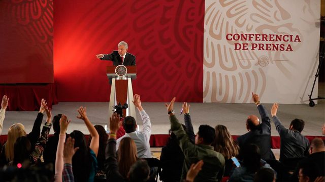 Prohíben difundir propaganda política en "mañaneras" de AMLO durante campañas