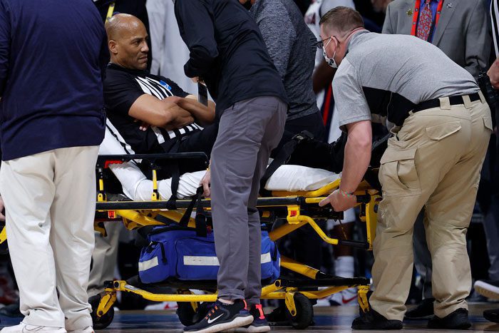 Árbitro se desmaya en pleno partido del la NCAA #VIDEO