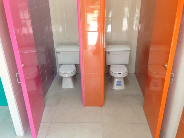 Profesora obliga a alumno a destapar baño con las manos