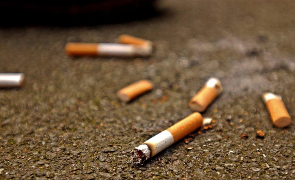 PVEM promueve multa por tirar colillas de cigarro