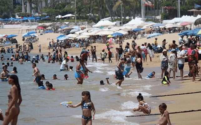 Turistas ignoran el Covid-19 y abarrotan las playas de Acapulco