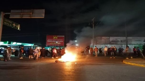 Exigen vacunas anticovid en Oaxaca, vandalizan instalaciones