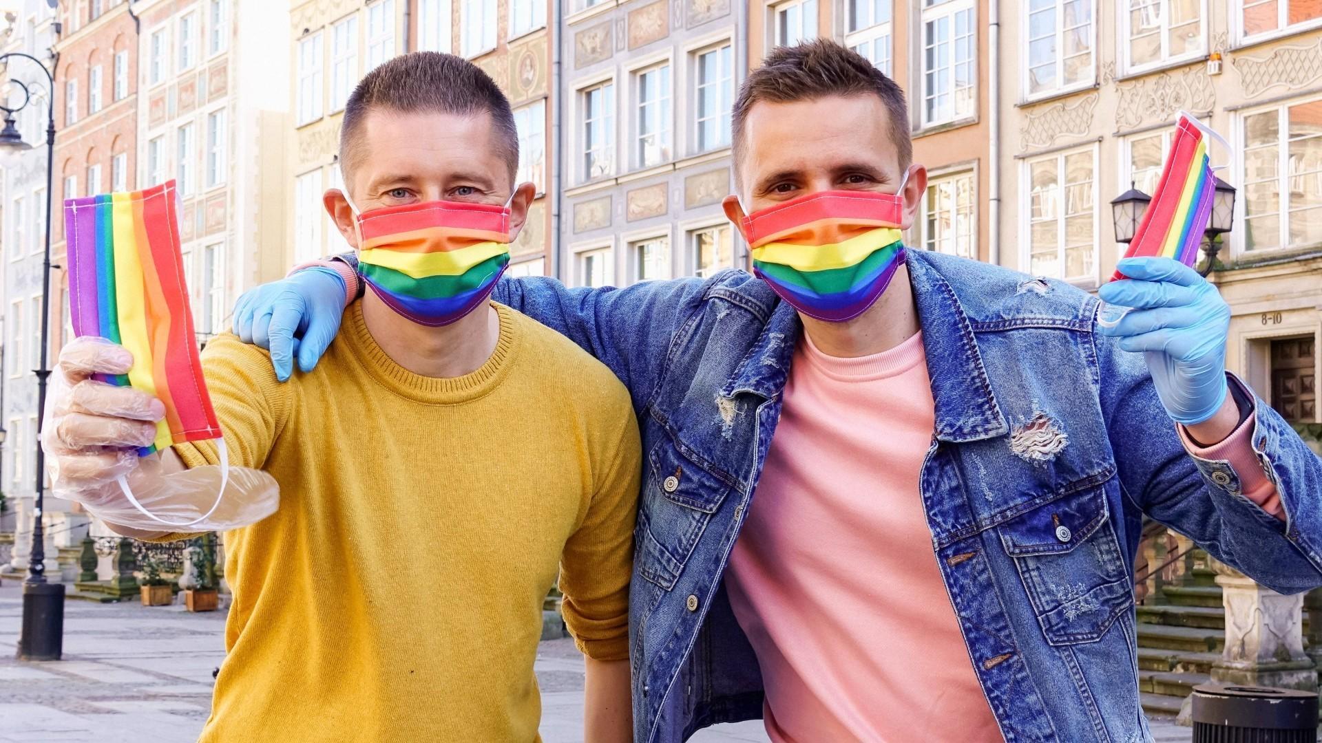 Polonia prohibirá que personas gay adopten a menores, aunque sean solteros