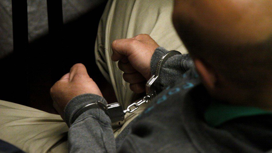 Dan 13 años de cárcel a papá que intentó quemar a su familia con gasolina