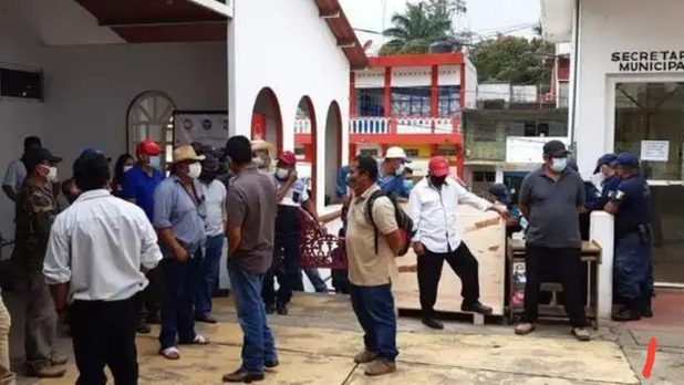 Registran 27 secuestrados y un herido tras toma de palacio municipal en Oaxaca