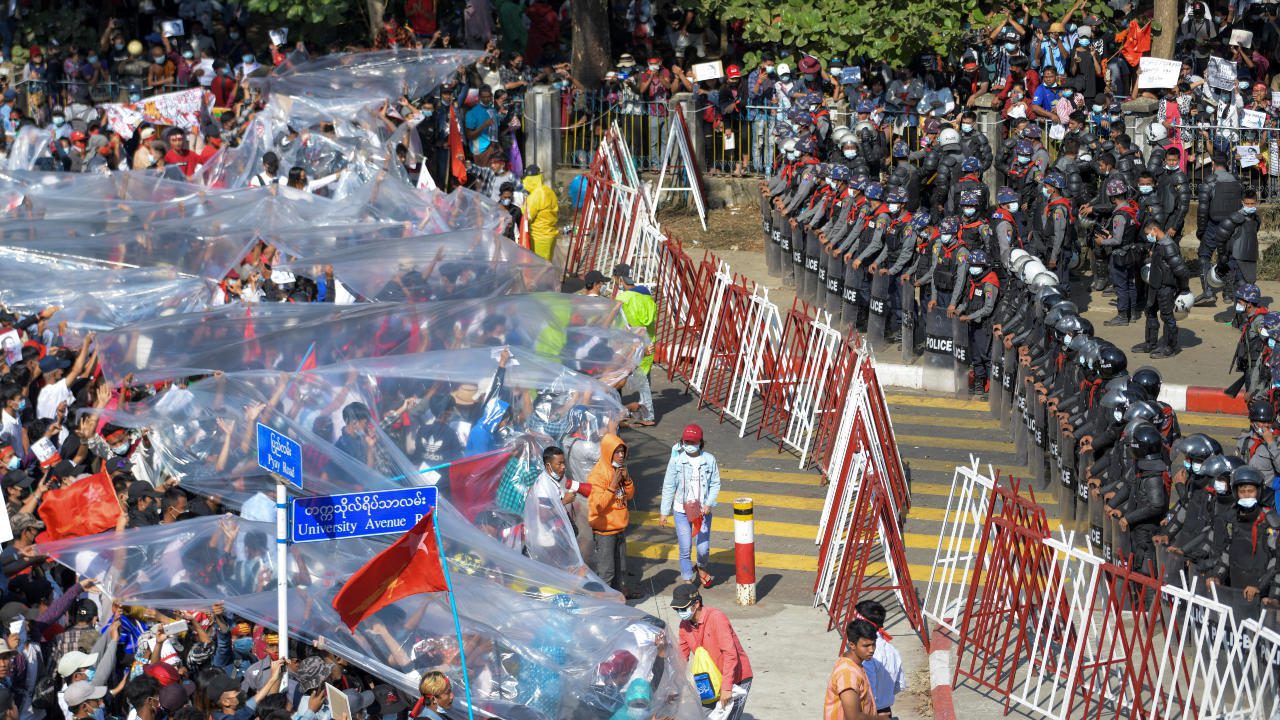 Mueren 90 personas en Myanmar, tras amenaza de militares de disparar a la cabeza