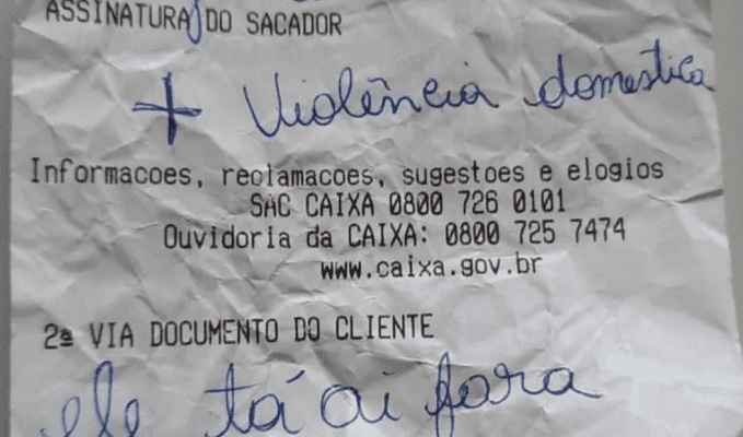 Víctima de violencia doméstica pide ayuda a cajero del banco con ticket