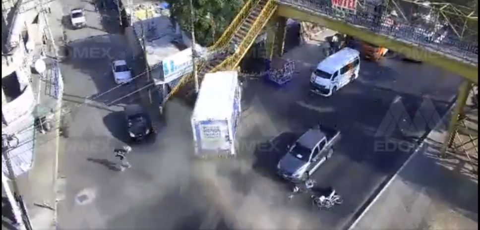Camión se queda sin frenos e impacta contra puente en Edomex #VIDEO