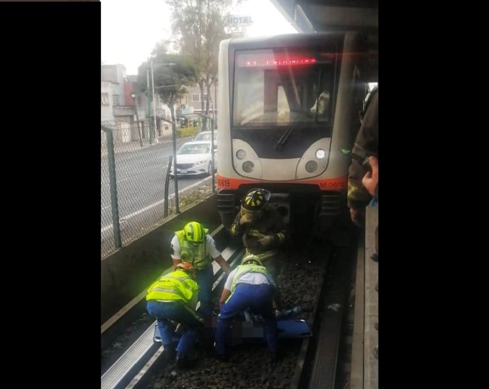 Muere hombre tras arrojarse a vías de estación Villa de Cortés del Metro