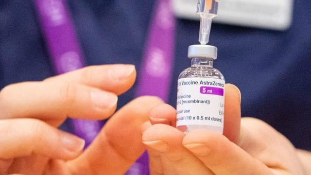Agencia Europea de Medicamentos, “firmemente convencida” de beneficios de vacuna de AstraZeneca