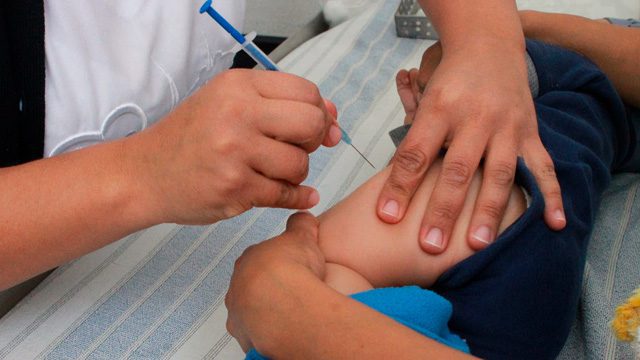 Johnson & Johnson planea ensayos de su vacuna en embarazadas y menores de edad