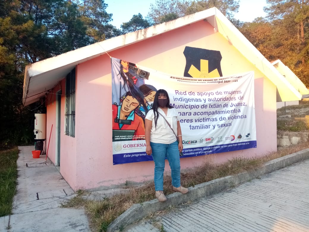 Con "jingles", radio comunitaria enseña a mujeres a defenderse