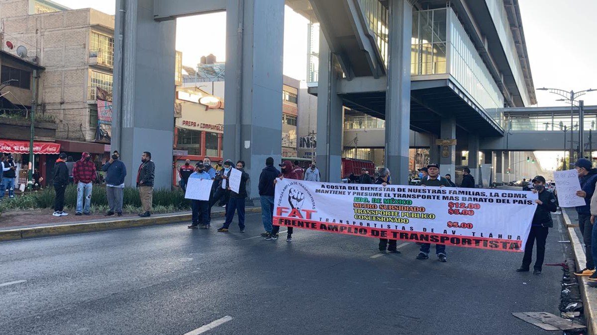 Bloquean vialidades en CDMX, transportistas exigen aumento de tarifa