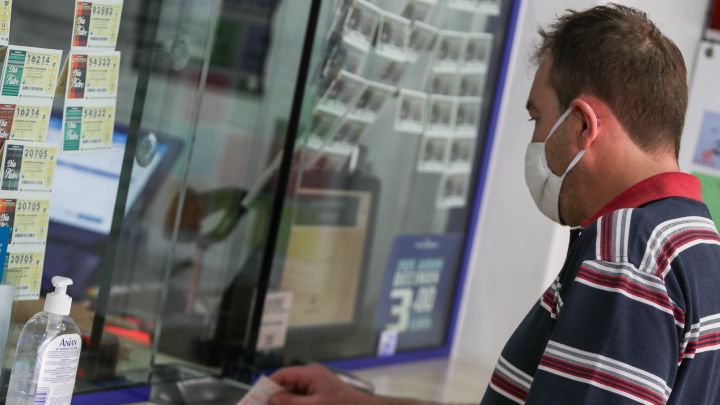 Hombre pierde 28 millones de dólares por no reclamar premio mayor de lotería