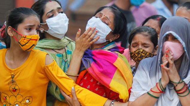 Impone India severo confinamiento ante alza de contagios